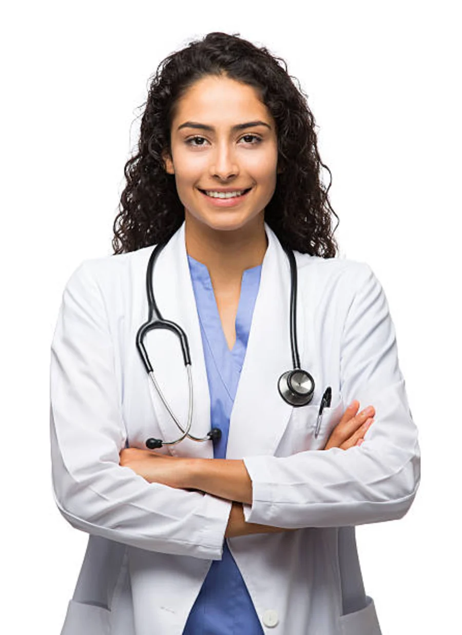 Médica de jaleco branco com estetoscópio, de braços cruzados